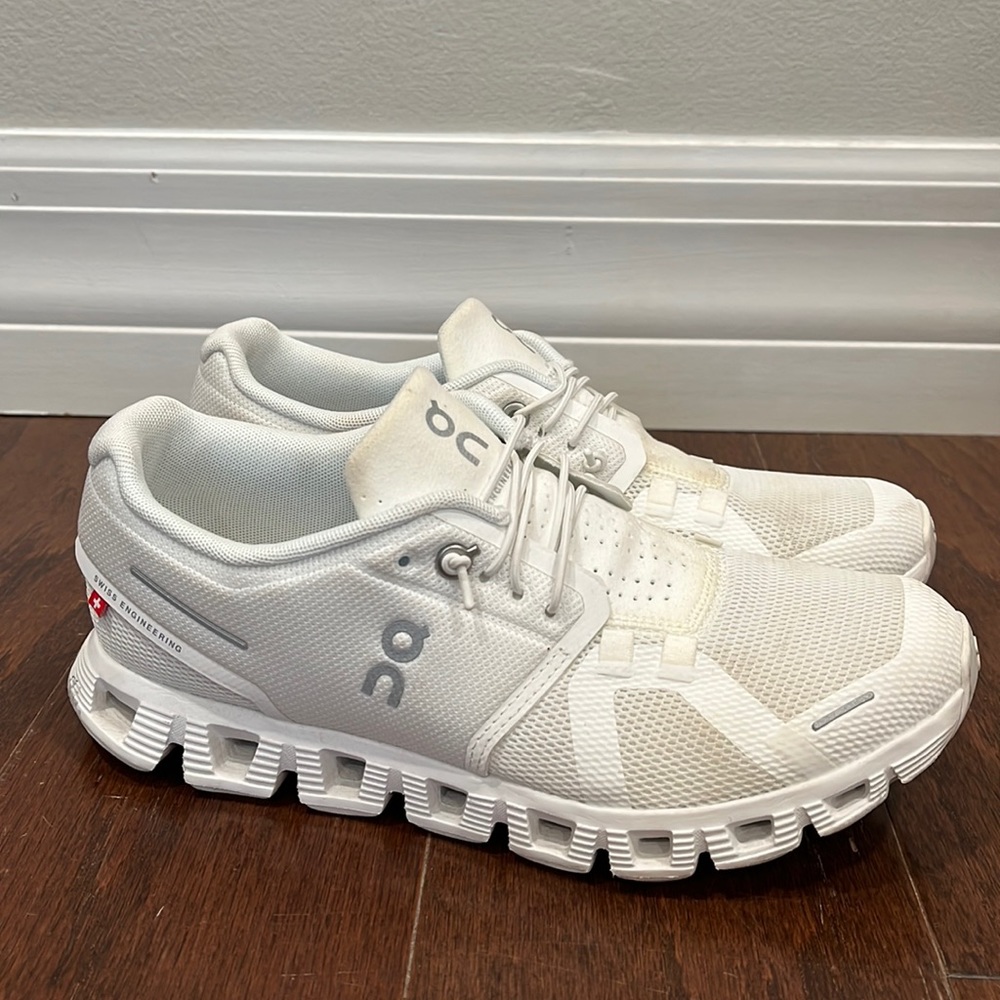 Womens On Cloud sneakers